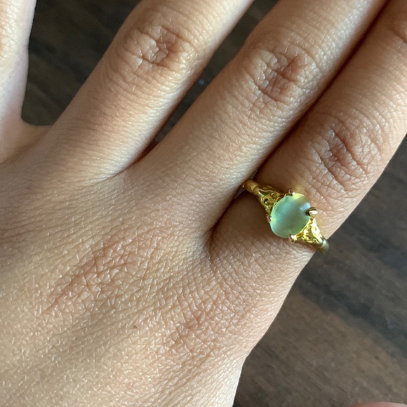 Jewelry - Gorgeous green gold ring size 7